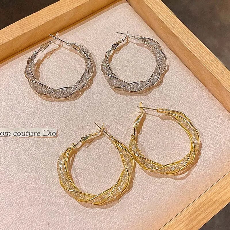 Ethereal Twist - Chic Fashion Earrings