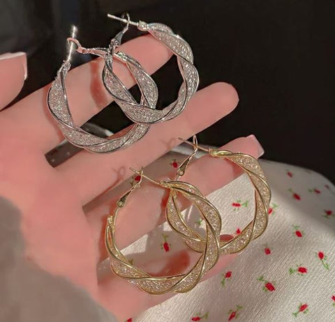 Ethereal Twist - Chic Fashion Earrings