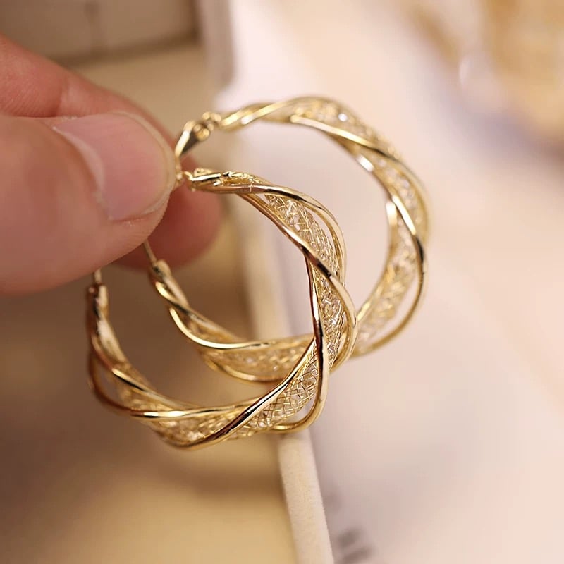 Ethereal Twist - Chic Fashion Earrings