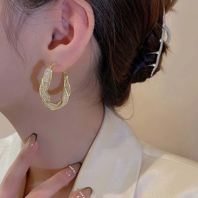 Ethereal Twist - Chic Fashion Earrings