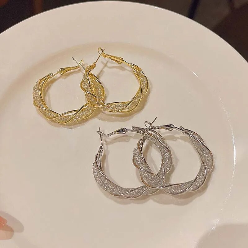 Ethereal Twist - Chic Fashion Earrings